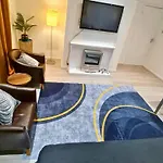 Modern Penge East Apartment