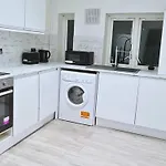 Modern Penge East Apartment